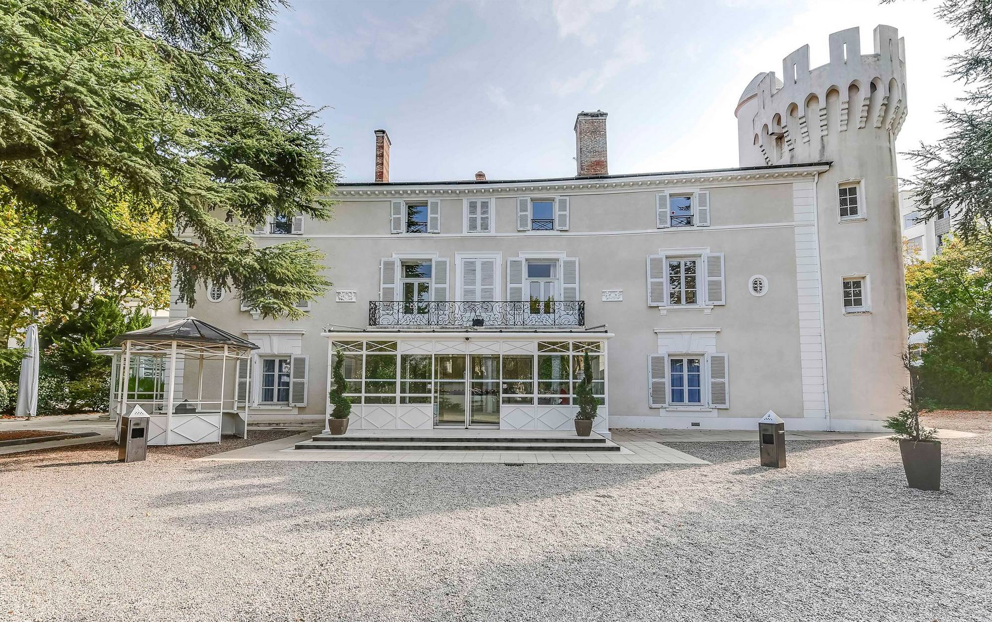 LE-CHATEAU-DE-MONTCHAT-LOCATION-SALLE-COMPARAISON